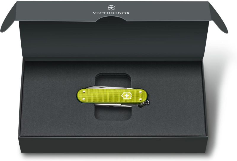 VICTORINOX Zatvárací nôž CLASSIC SD ALOX LE 2023 - electric yellow (0.6221.L23)