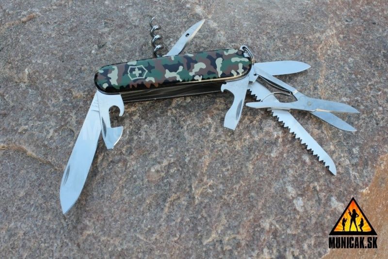 VICTORINOX Zatvárací nôž HUNTSMAN - woodland camo (1.3713.94)