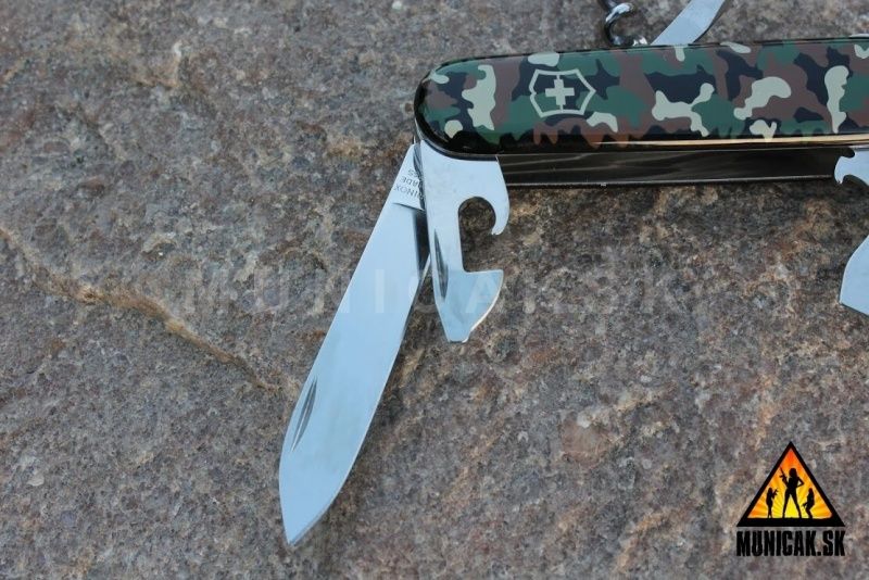 VICTORINOX Zatvárací nôž HUNTSMAN - woodland camo (1.3713.94)