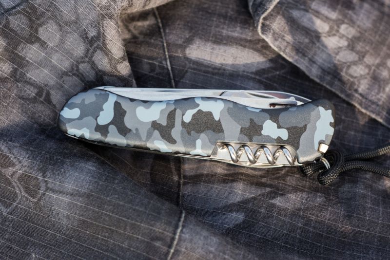 VICTORINOX Zatvárací nôž SKIPPER - modrý camo (0.8593.W942)