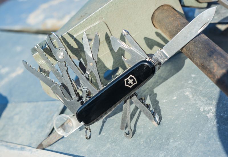 VICTORINOX Zatvárací nôž SWISS CHAMP - čierny (1.6795.3)