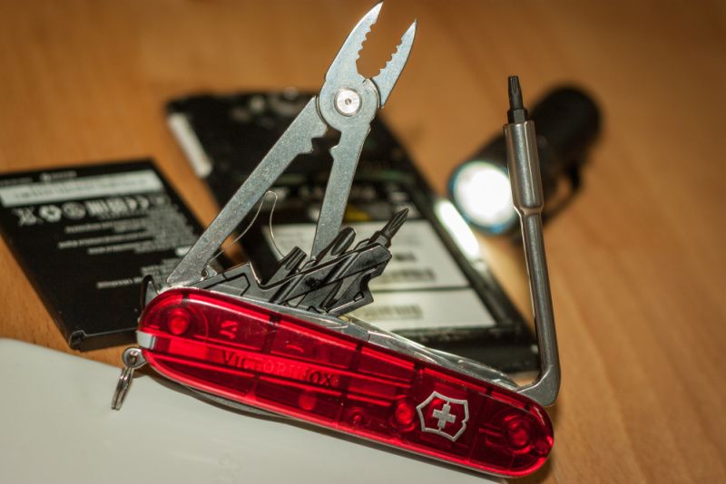 VICTORINOX Zatvárací nôž CYBER TOOL - červený (1.7725.T)